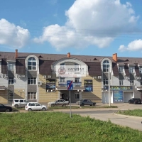 Сдается в аренду  полностью 2 эт. 384,5 кв.м и часть 3-го этажа 253 кв.м с отдельным входом. Первая линия. Хороший трафик. Имеется служебная стоянка. Свободного назначения ( производство, магазин, офисы и.т.д.) Можно по отдельности.